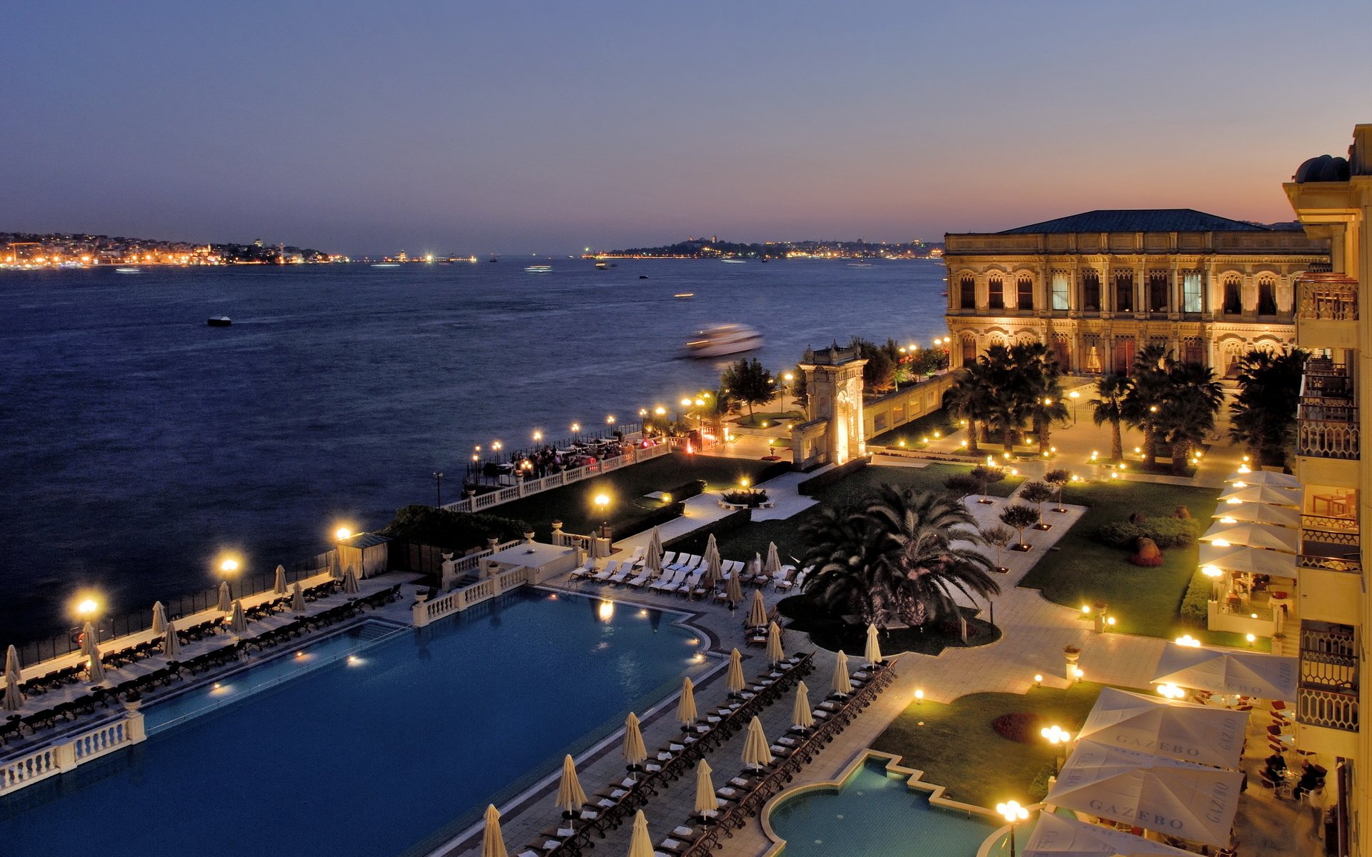 au bord de la mer bâtiment loisirs ville soirée rivière eau nuit piscine hôtel lumières ciel nocturne lumières de la ville
