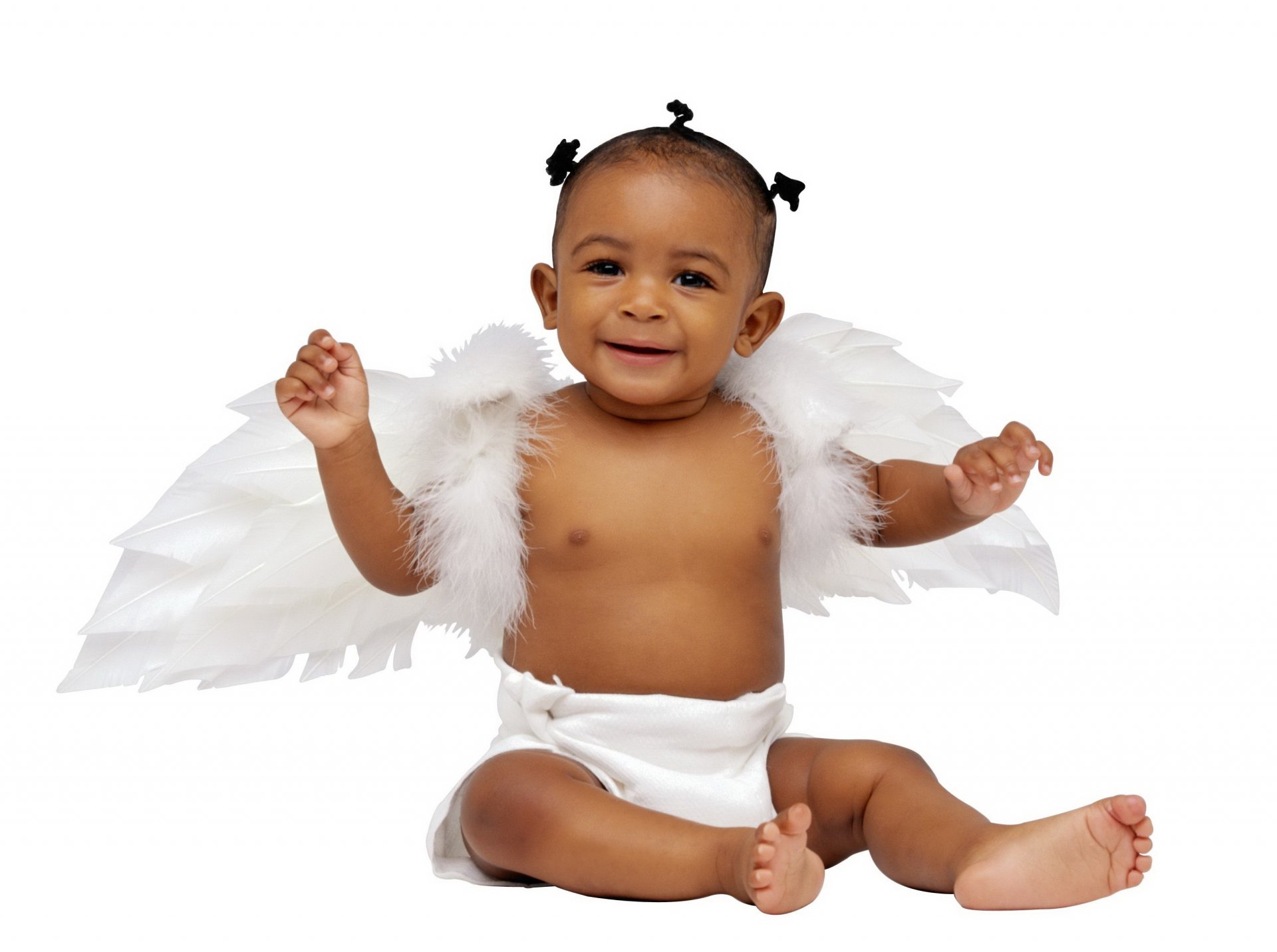 kinder moreno alas angelito mirada sonrisa niña peinado negrito bebé bebé plumas ojos cara