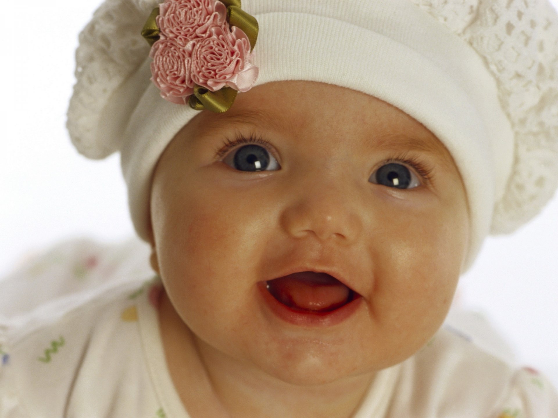 adorable bébé bonnet blanc yeux clairs portrait regard sourire yeux visage