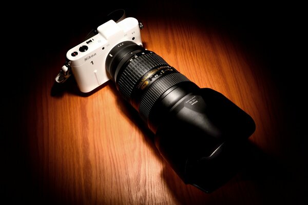 Beleuchtetes Nikon mit großem Objektiv