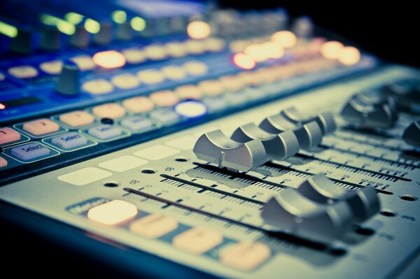 Studio di registrazione con mixer audio professionale