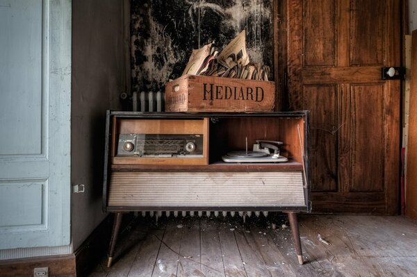 Muebles antiguos. Vintage tocadiscos y discos