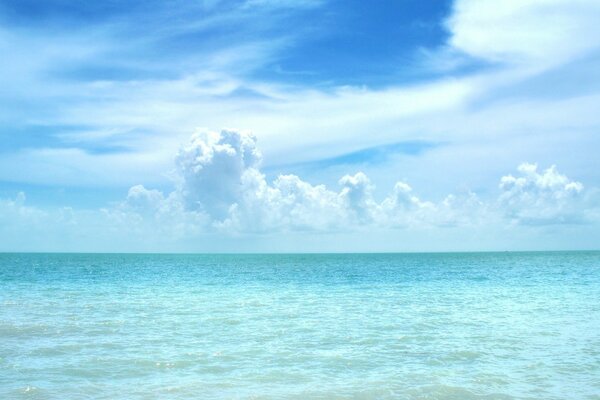 Ciel bleu avec des nuages sur l horizon de la mer
