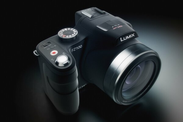 Eine Panasonic Lumix-Kamera. Mittelgrund