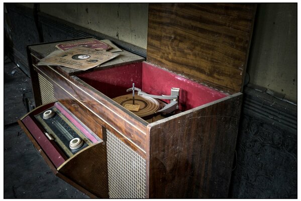 Instrument de musique rétro avec des disques