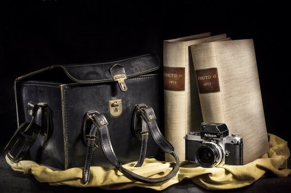 Nicon-Kamerabild mit Büchern und Tasche