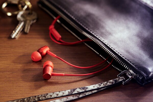 Los auriculares rojos se cayeron de la bolsa