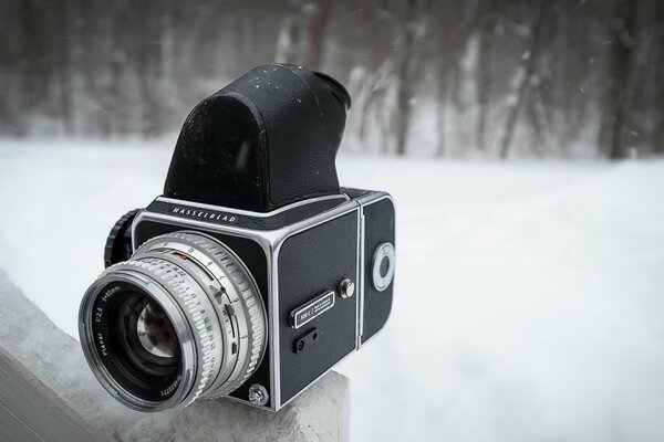 Fotocamera MASSELBLAD sullo sfondo della neve