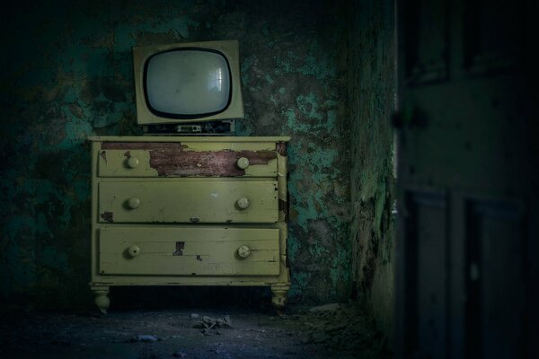 Stary telewizor w ponurym pokoju