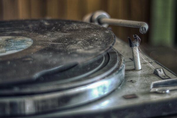 Viejo y sucio tocadiscos con disco