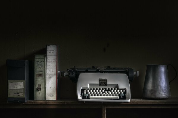 Bureau, livres et vieille machine à écrire