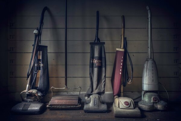 Colección de aspiradoras Vintage contra fondo de pared