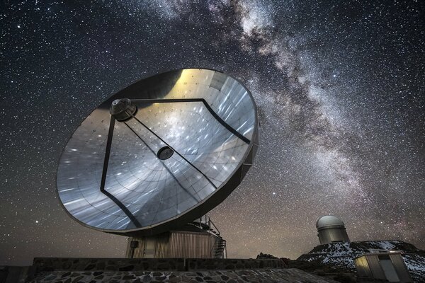 Antenne zur Annäherung hinter dem Sternenhimmel