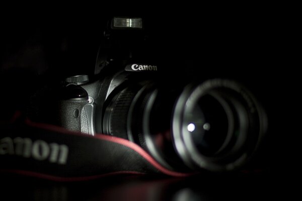 Canon-Kamera vor dunklem Hintergrund