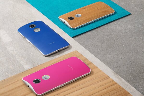 Motorola téléphones smartphones sur le bureau cas