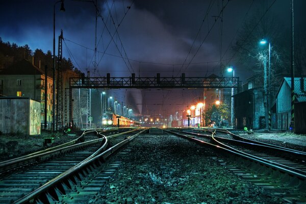 Eisenbahn nachts zwischen kleinen Häusern