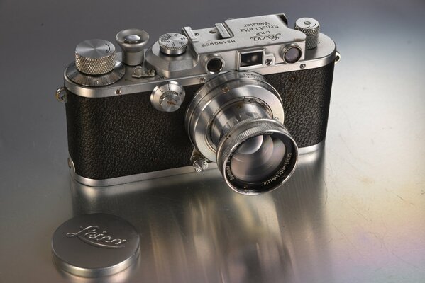 Fotocamera con obiettivo retrattile e coperchio rimovibile
