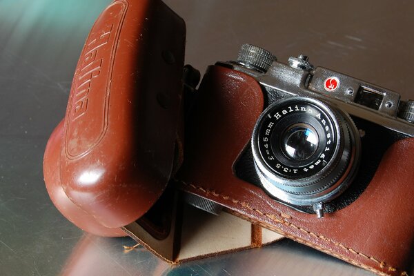 Vieux appareil photo dans un étui en cuir