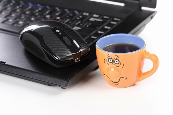 Laptop con mouse e tazza triste