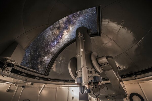 Ein Teleskop im Observatorium blickt gen Himmel