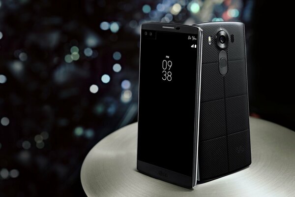 Zwei Smartphones stehen auf dem Tisch
