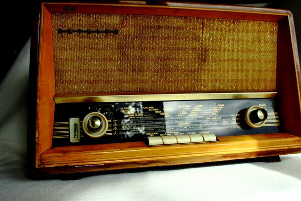 Vintage-Radiola auf einer weißen Tischdecke