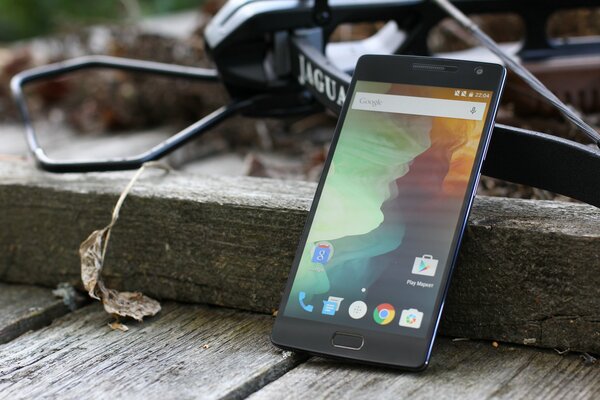 Ein Smartphone mit einem fast leeren Desktop ohne unnötige Apps