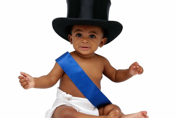 Bambino dalla pelle scura in un cappello enorme