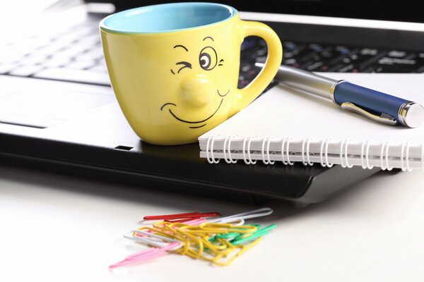 Tazza sorridente. Immagine positiva