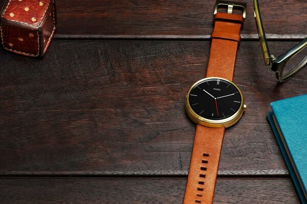 Orologio con firma moto , dadi in pelle, occhiali e quaderno