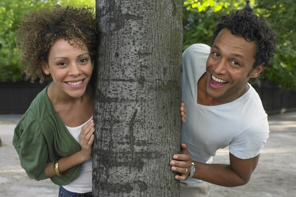 Pareja enamorada-la felicidad en la cara de un hombre y una mujer
