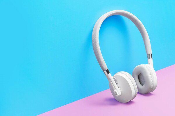 Cuffie wireless bianche su sfondo rosa e blu