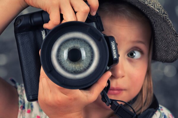 Das Mädchen fotografiert, anstelle des Objektivs in der Kamera des Auges