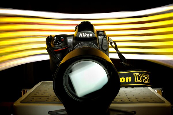 Камера Nikon D3 на жёлтом фоне