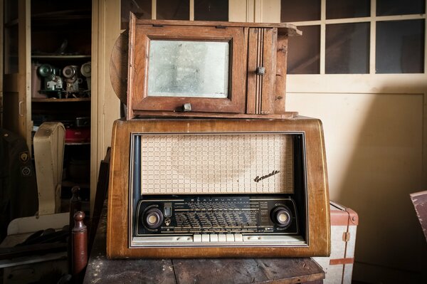 Altes Radio im Hintergrund der Werkstatt