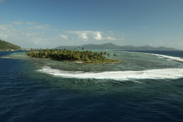 Wellen und Schaum rund um die Insel