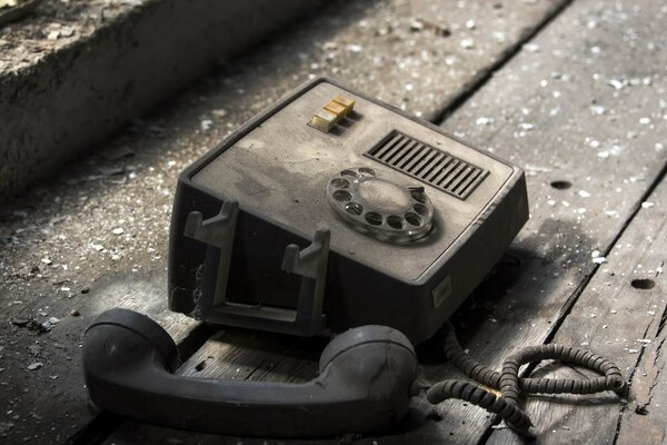 The phone from the past did not live to see my birth