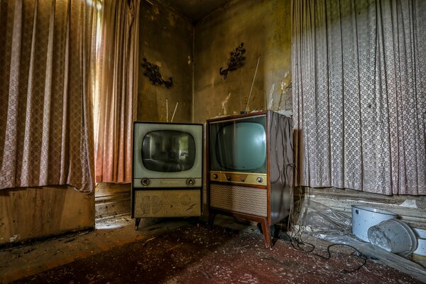 Vintage-Fernseher im Retro-Interieur