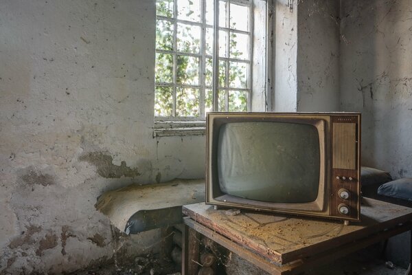 Zakurzony, stary telewizor w opuszczonym domu
