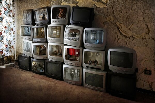Habitación con televisores viejos muy usados