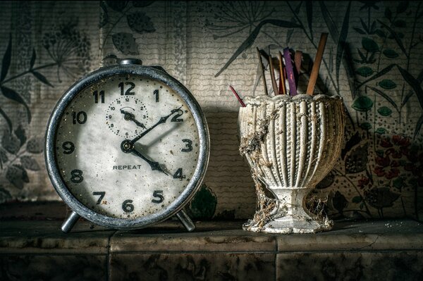 Stillleben im klassischen Stil mit einer antiken Uhr