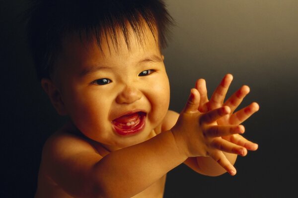 Un bambino piccolo batte le mani