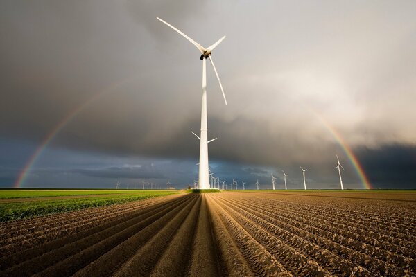Moulins à vent dans une journée nuageuse sur fond d arc-en-ciel