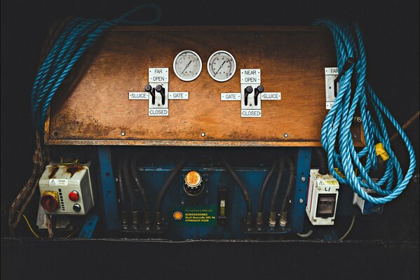 Panel sterowania mechanizmu hydraulicznego z przełącznikami, manometrami i przyciskami startowymi