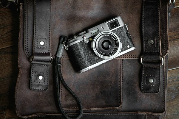 Macchina fotografica della macchina fotografica sulla borsa di cuoio