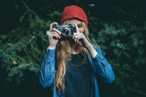 Dziewczyna fotograf tło piękny czerwony kapelusz