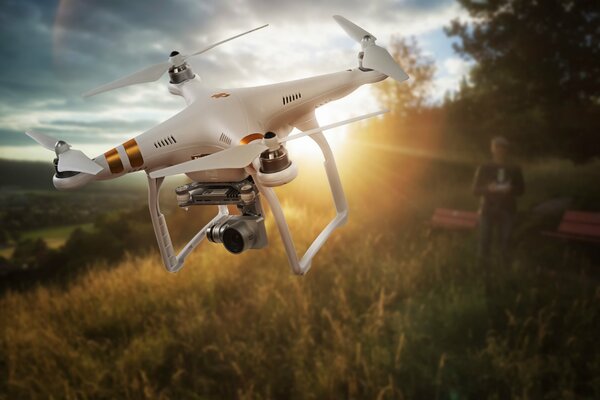 Helicóptero en el campo en los rayos del sol