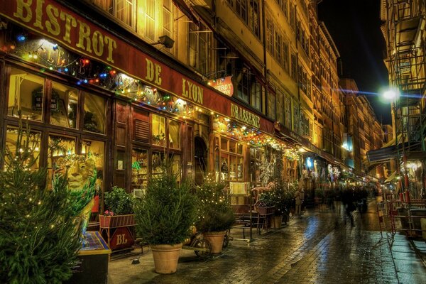 Rue commerçante nocturne du nouvel an