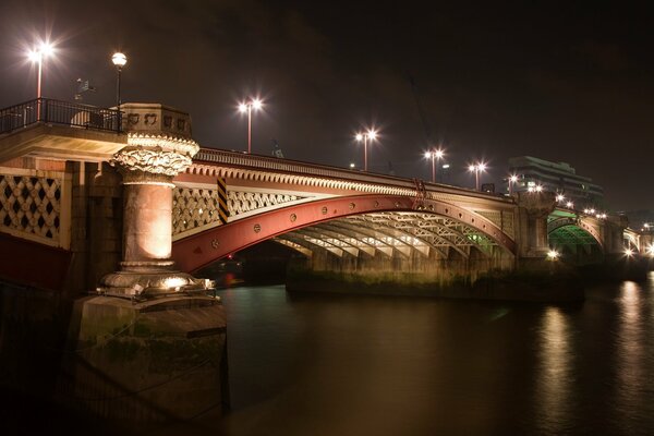 Puente levadizo y luces nocturnas de la ciudad