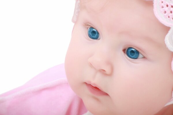 Kleinkind Engel blaue Augen